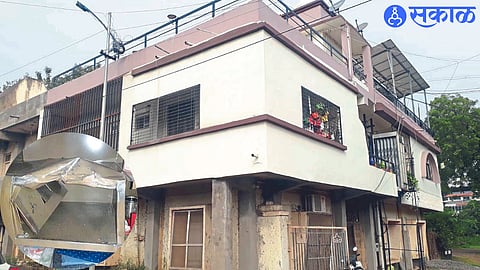 Robbers looted 16 lakh rupees in dhule crime news