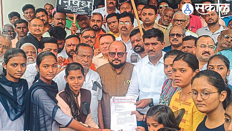 Guardian Minister Gulabrao Patil and citizens with students while giving a statement to Tehsildar Mahendra Suryavanshi.
