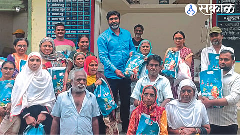 Ward No. 42/1 Morya Swayamrojgar Seva Cooperative Director Hemratna Kalunkhe along with the beneficiaries while distributing Ananda's ration.