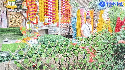 Marketed artificial flowers and articles thereof