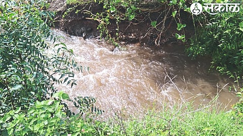 Lasalgaon Sola village water supply scheme ruptured pipeline and water wastage.