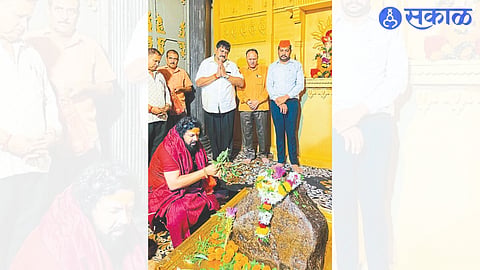 Mahant Samvidanand Saraswati of Kailas Mutt and former mayor Ashok Murtadak along with the office bearers of the Mandal during the proper puja.