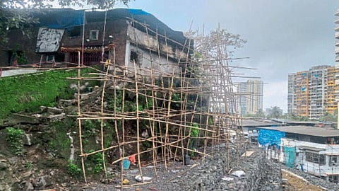 Mumbai News : दरडीची दहशत ! अँटॉप हिल टेकडी रहिवाशांना जीव मुठीत घेऊन दिवस काढायची वेळ 