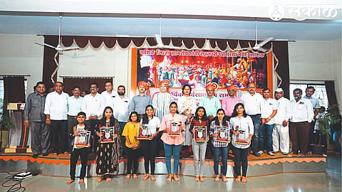 Officers and officers of the credit institution present at the annual general meeting of the Nashik District Gram Sevak Credit Union on Sunday to honor meritorious children and retired members.