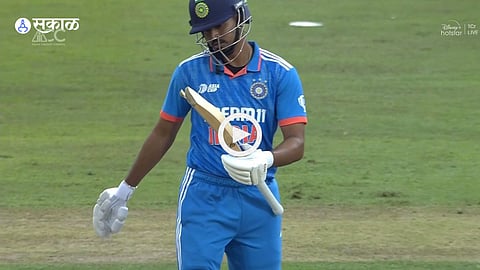 Shreyas Iyer Broke Bat : हारिस रौफने श्रेयस अय्यरची बॅटच तोडली, रोहित - विराट बाद झाल्यावर काय झालं 8 व्या षटकात