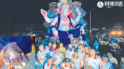 After the arrival of the largest Ganesha idol in the city, Pooja and Mahaarti were performed by Mahamandaleshwar Jarnadan Maharaj.
