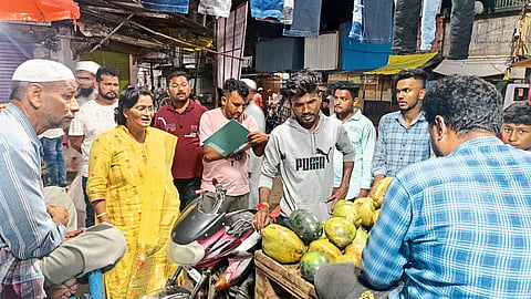 
While appealing to hawkers in Pachkandil area not to throw garbage in public places, not to use plastic carry bags, Deputy Commissioner Dr. Sangeetha Nandurkar.