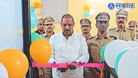 While inaugurating Police Dadaha Setu Center, Minister Dr. Vijayakumar Village.
