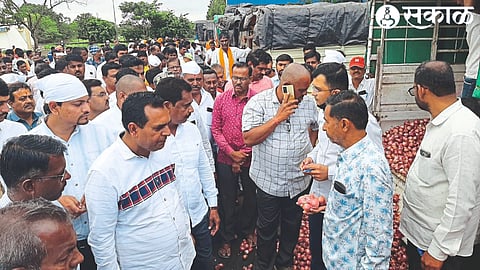 Onion auction going on in market committee on Friday