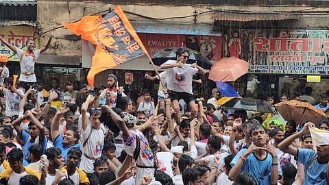 Mumbai Dahi Handi : पावसाच्या धारा झेलत गोविंदांची सलामी 