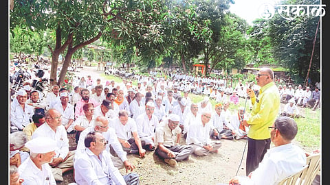Workers present at the Dwarsabha held in front of the gate of Niphad Cooperative Sugar Factory.