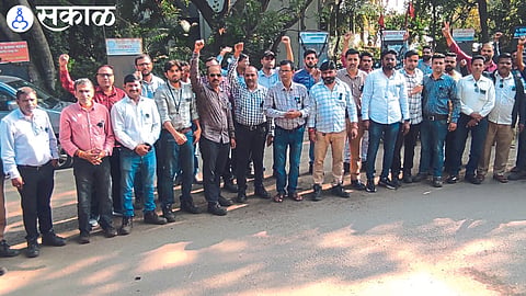Officials of the Joint Action Committee in the Dwarsabha held for the restoration of 97 vacancies and availability of sufficient manpower.