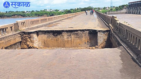 Debris on Tapi river bridge.
