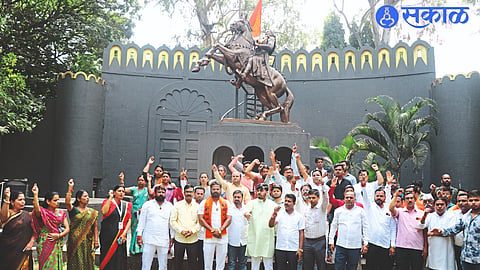 The entire Maratha community protested in front of the statue of Chhatrapati Shivaji Maharaj at CBS in protest of the Jalna incident.