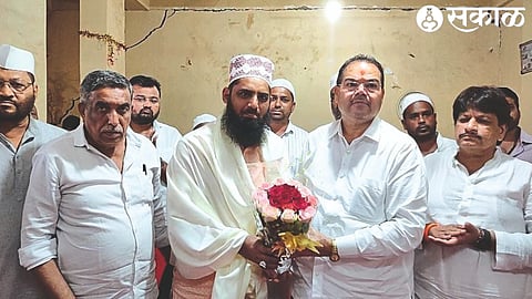 Shahr-e-Khatib Hisamuddin Khatib was felicitated by Ganeshotsav Mahamandal Committee and all party leaders.