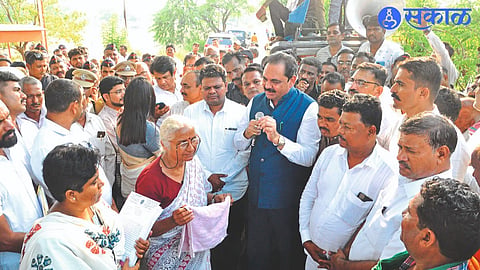 Guardian Minister Anil Patil discussing with Medha Patkar at the protest site.