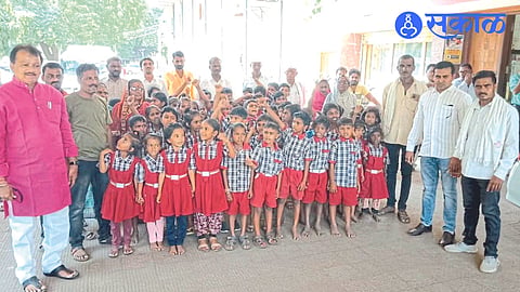 Along with the students of Dondwad while protesting teachers' question in Zilla Parishad Gram panchayat office bearers and Prof. Sharad Patil.