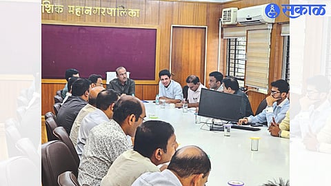 Regarding solving the problems of entrepreneurs, Municipal Commissioner Dr. MLA Satyajit Tambe in discussion with Ashok Karanjkar.