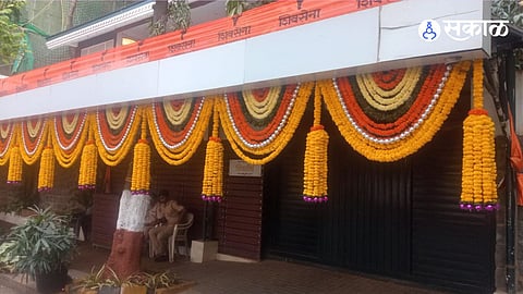Raj Thackeray: राज ठाकरेंच्या निवासस्थानाबाहेर शिवसेनेची पताका! ठाकरेंच्या दसरा मेळाव्याचा उत्साह