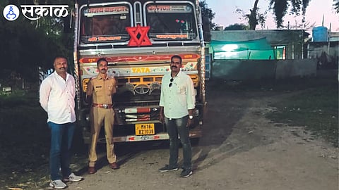 A police team with a truck caught carrying ration rice for sale in the black market.
