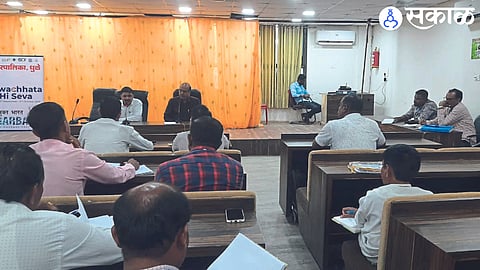 Dr. Health Officer while guiding the employees in the Malaria Department meeting. M. R. Sheikh, District Winter Officer Dr. Anil Patil.