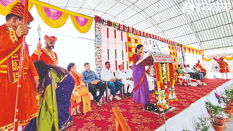 Speaking in the program, Minister Dr. Bharti Pawar. Mayor Sharda Kapse, Vice President Anil Kunde on the platform