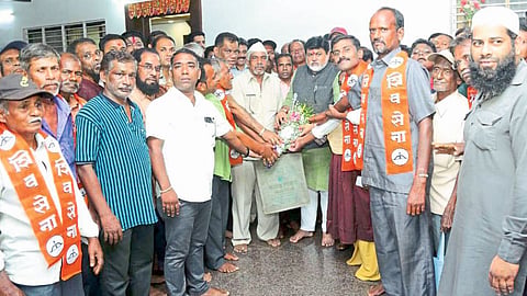 Thackeray Group Activists join Shinde Group Sangameshwar