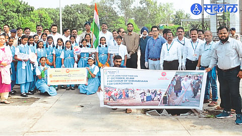 Manisha Vispute, Principal of Adarsh ​​Vidya Mandir, on the occasion of cleanliness drive at Nashik Road Railway Station