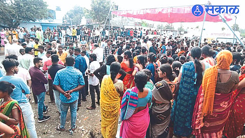 A crowd of citizens gathered when the bodies of the deceased were brought here.