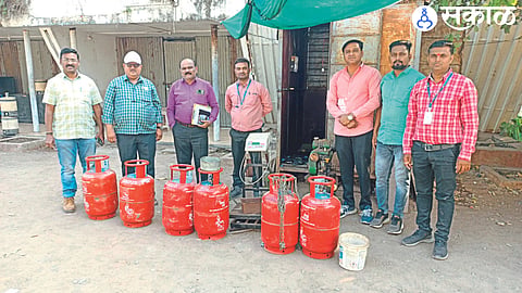 On Tuesday, a team of Additional Tehsildars took action against those illegally filling gas cylinders in the city's Parola Road area and confiscated the cylinders along with the goods.