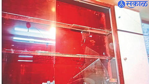 Showcase smashed to steal gold and silver jewelery from suspect.
