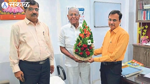Jalgaon Janata Bank CEO Satish Nagmote welcoming former Union Minister Vijay Naval Patil. 'HR' Kapil Choubey of Neighbor Bank.
