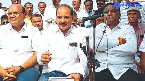 Shiv Sena District Chief Sanjay Dusane, Municipal Chief Vinod Wagh, former Chairman of Market Committee Rajendra Jadhav etc. while giving information in a press conference here.