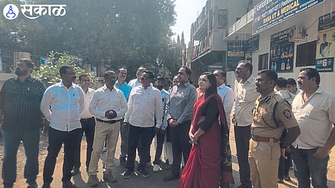 While inspecting the EVM machine godown, District Officer Ayush Prasad, District Superintendent of Police M. Rajkumar, Tehsildar Neeta Labde etc.