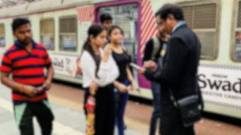 Mumbai Local: प्रेयसी करत होती विना तिकीट प्रवास; टीसीने खडसावताच प्रियकराला आला राग अन्...
