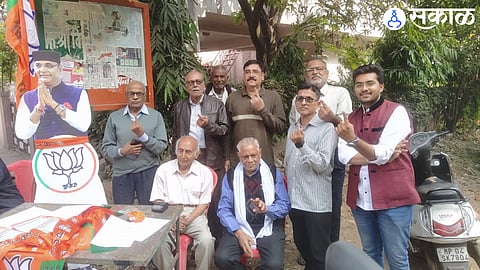 Maharashtra Mandal President Ravindra Joshi, Diwakar Kapde, Makarand Joshi, Somkant Umalkar, Ratan Gupta, Prabhananjan Waghmare, Srinarayan Tripathi, Kishore Yadav, Vikas Lokras, Prashant Shevlikar, Shirish Sathe etc. came to vote at Gautam Nagar booth in Narela constituency.