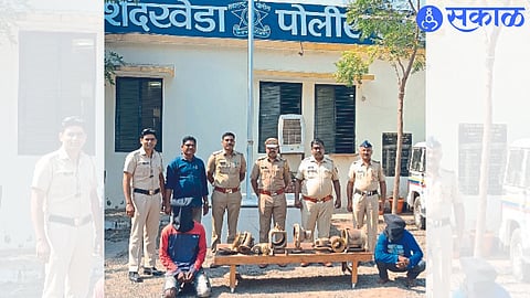 Inspector Deepak Patil, Assistant Inspector Prashant Goravade, Sub-Inspector Milind Pawar etc. along with the material after arresting the thieves in Parasamal in electric motor theft case.
