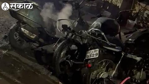 Vehicles set on fire at Kathe Galli nashik crime news 