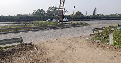 Mumbai Pune Expressway: टोल वाचवण्यासाठी द्रुतगतीवर कंपाउंड तोडून अनधिकृत प्रवेश मार्ग,अपघाताचा धोका वाढला