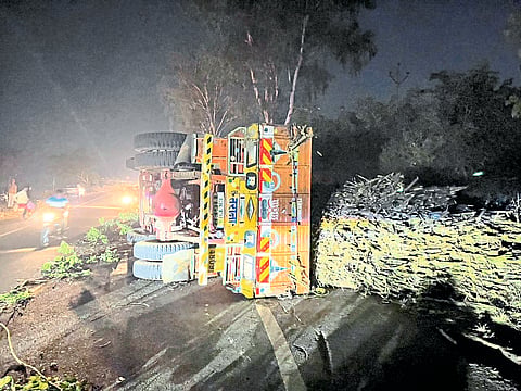( सुधारित बातमी )पुईखडीच्या च्या वळणावर उसाने भरलेला ट्रक उलटला  सुदैवाने जीवितहानी नाही ट्रकचे मोठे नुकसान