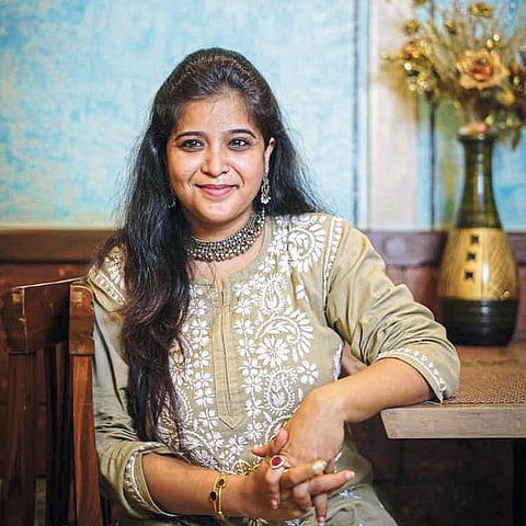 नाटक या माध्यमाचा अधिक अभ्यास करा