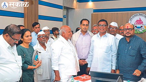 Guardian Minister Gulabrao Patil, insurance representatives and farmers during the Banana Crop Insurance meeting.