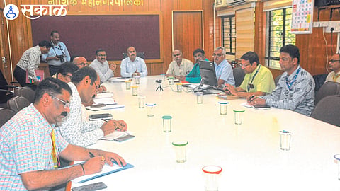 Speaking at the Godavari River Conservation meeting, Municipal Commissioner Dr. Ashok Karanjkar.
