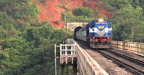 Konkan Railway: उत्तरकाशीमधील अपघातानंतर कोकण रेल्वे अलर्टवर, बोगद्यांच्या  सुरक्षिततेसाठी घेतला मोठा निर्णय!  
 