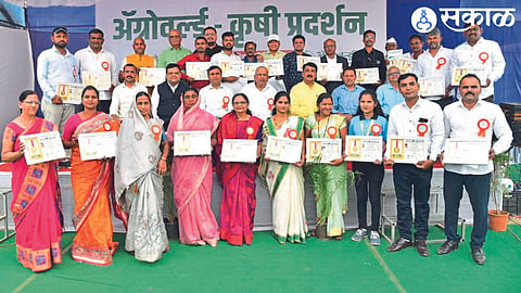 Dignitaries along with awardees at the agricultural exhibition organized by 'Agroworld'.