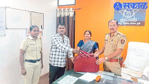 Sachin More returning the jewelery bag to Kirti Sonar at Devpur Police Station. Neighbor Police Inspector Satish Ghotekar.