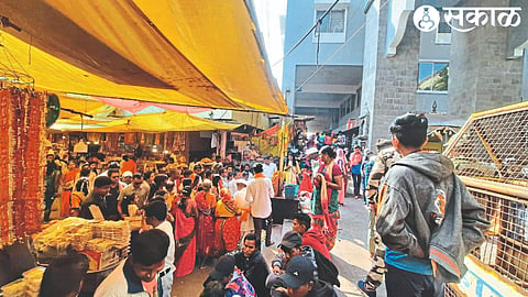 Crowds gathered near the first step as palanquins and pilgrims entered.