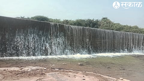 Discharge from the embankment due to closure of Girna Dava Canal.
