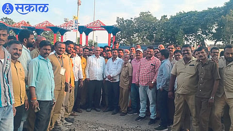 Indian Oil Project Owner Driver Carriers protest Against arbitrary action by security officials nashik news