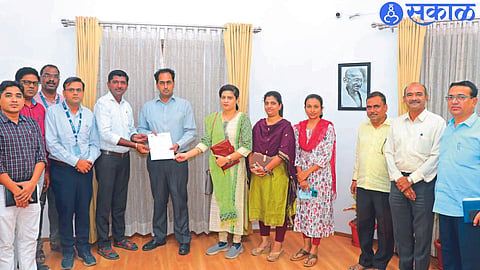 Officials of Tehsildar Association giving a statement to Collector Ayush Prasad regarding the work stoppage.